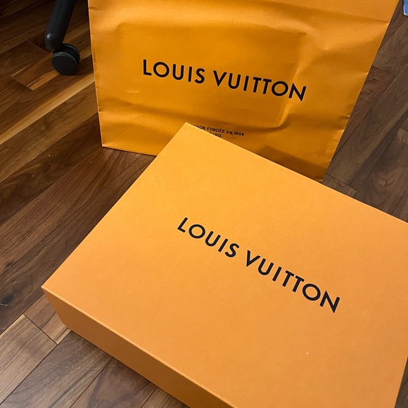 Louis Vuitton box and shopping bag - Picture 2 of 3